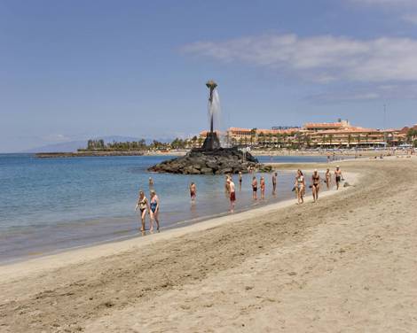 Las Vistas beach and its water fountain Las Vistas beach and its water fountain
