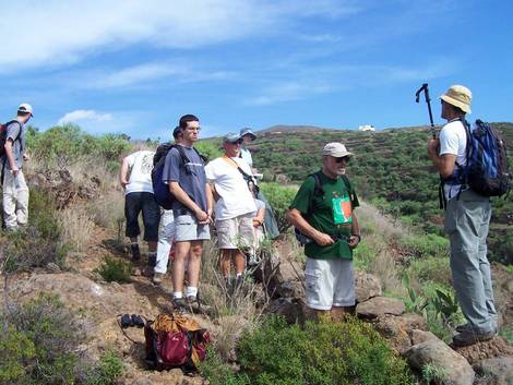 Guide giving explanations in Camino del Topo