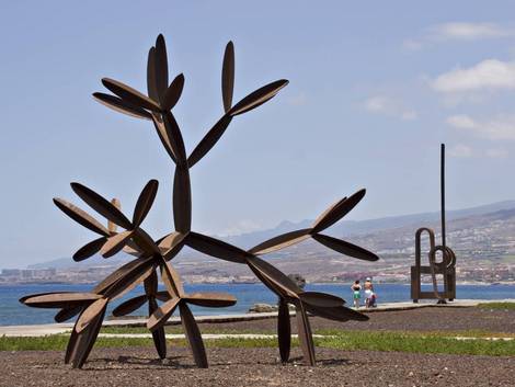 Metal carvings along the promenade Metal carvings along the promenade