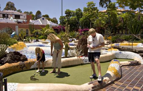Family plays mini golf in Parque Santiago - Playa de Las Américas Family plays mini golf in Parque Santiago - Playa de Las Américas